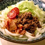 キムチと肉みそのぶっかけ混ぜうどん